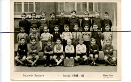 PHOTOGRAPHIE.. Photo De Classe . Ecole Jean Macé , élèves Qui Posent Pour La Photo. 1946/47. Photo GAY VAUX En VELIN - Personas Anónimos