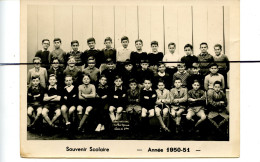 PHOTOGRAPHIE.. Photo De Classe . école Rue Paul Cazeneuve , élèves Qui Posent Pour La Photo. 1950/51 - Personas Anónimos