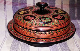 Newer Burma  Regular 2-piece Hand-painted, Hand Etched Covered Section Box Intricate Work Ca 1990 - Arte Asiático