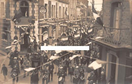 35 DINARD - Carte Photo Le Passage De La Fanfare " La Lyre Dinardaise" Devant L'Hôtel Parisien - Dinard