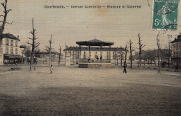 Courbevoie.  Avenue Gambetta. Kiosque Et Caserne. ( Carte Toilée ) - Courbevoie