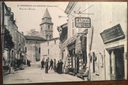 Cpa 24 Dordogne, St Pardoux La Rivière, Rue De L'Eglise, Animée, Enseignes Cartes Postales, Commerces, Droguerie TBE - Autres & Non Classés