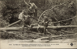 CPA Paris XII Bois De Vincennes, Jungen Auf Umgestürzten Baum, Gefällt Durch Den Zyklon 1908 - Autres & Non Classés