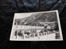 P-726 , Photo , Briançon, Bâtiment De Soin, Militaire, En Arrière Plan, Le Fort, 1955 - Lugares