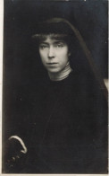 CARTE PHOTO - Une Femme Avec Un Châle Noire Sur La Tête - Animé - Carte Postale Ancienne - Photographie