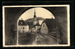 AK Heiligenkreuz /N.-D., Strassenpartie Mit Kirche Durch Tor Gesehen  - Autres & Non Classés