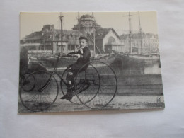 REPRO  SAINT MALO ( 35 Ille Et Vilaine ) JEUNE MALOUIN SUR SON TRICYCLE DEVANT LE CASINO EN 1900 - Saint Malo