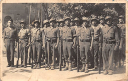 CA-PHO - GROUPE DE SOLDATS AU GARDE A VOUS - Personnages