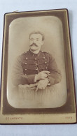 PHOTO MILITAIRE AVEC CIGARE ANNEE 1878   -  PHOTOGRAPHE DELAPORTE VINCENNES  V° 10.5X6 CM  ARTILLERIE (?) - War, Military