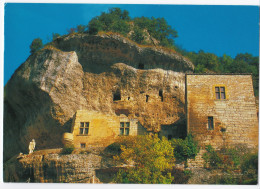 Les Eyzies - Le Musée Et La Statue De L'homme Primitif Sous La Falaise - Les Eyzies