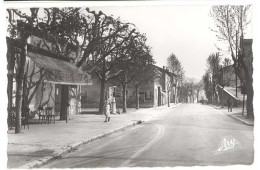 Cpsm La Destrousse - La Rue Centrale ( Pompe à Essence Azur ) - Autres & Non Classés