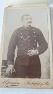 PHOTO CDV MILITAIRE AVEC CIGARE  -  PHOTOGRAPHE GREMION ROCHEFORT SUR MER  V° 10.5X6 CM  ARTILLERIE (?) CALQUE - War, Military