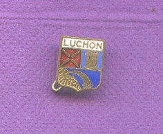 Broche  Luchon Augis Lyon  ( Ce N'est Pas Un Pin's ) - Steden