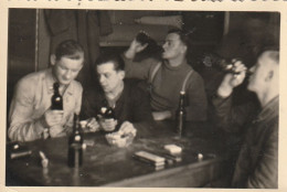 D266  - DEUTSCHLAND - WW2  --  SOLDATEN TRINKEN BIER  --    ORIGINAL  KLEINE  PHOTO - 1939-45