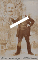 SURREALISME PHOTO MONTAGE - Carte Photo Illusion D'un Homme Tenant Sa Tête Sur Sa Main Place Marengo, Saint Étienne (42) - Photographie