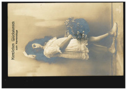 Foto-Ansichtskarte Namenstag Mädchen Im Weißen Kleid Mit Blumen BRILON 16.1.1918 - Autres & Non Classés