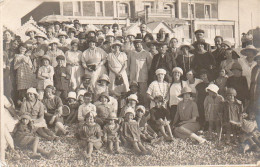 4V4Sb   Carte Photo Gros Groupe De Personnes Posant Sur La Plage De Galets Devant Une Villa à Identifier - To Identify