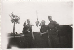 D268  - DEUTSCHLAND - WW2  --  SOLDATEN, LUFTWAFFE & GIRLS  --    ORIGINAL  KLEINE  PHOTO - 1939-45