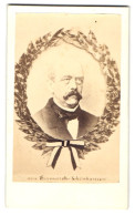 Fotografie Unbekannter Fotograf Und Ort, Portrait Otto Von Bismarck-Schönhausen Im Anzug, Passepartout Mit Kranz  - Célébrités