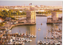 La Rochelle - Le Vieux Port Gardé Par Ses Deux Célèbres Tours - La Rochelle