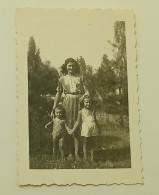 Two Little Girls And A Girl In The Park - Anonyme Personen