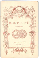 Fotografie U. S. Portrait Co., Chicago, 4315 State St., Anschrift Des Ateliers In Verzierten Dekorrahmen  - Anonyme Personen