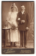 Fotografie Nilson, Sölvesborg, Schwedisches Brautpaar Im Hochzeitskleid Und Im Anzug Mit Brautstrauss  - Anonymous Persons