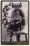 Fotografie C. Euen, Berlin, Junge Dame In Heller Bluse Und Dunklem Rock, Als Passepartout Auf Staffelei  - Anonymous Persons