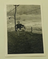 A Boy Rides A Cable Car - Personnes Anonymes
