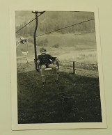 A Boy Rides A Cable Car - Anonieme Personen