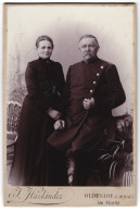 Fotografie J. Harländer, Oldesloe, ältere Eisenbahner In Uniform Nebst Seiner Frau  - Anonyme Personen