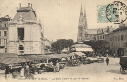 Châlons Sur Marne - La Place Godart Un Jour De Marché - Châlons-sur-Marne