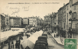 Châlons Sur Marne - Le Marché Sur La Place De La République - Châlons-sur-Marne