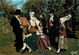 Folklore - Normandie - Papillons D'Avranches - Grande Volante De Coutances Et Coiffe D'Ecouché - En Attendant La Danse - - Kostums