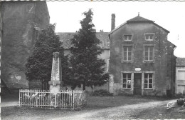 70 - (Haute Saône) - FLEUREY Les FAVERNEY - Le Monument Aux Morts Et La Mairie - Autres & Non Classés