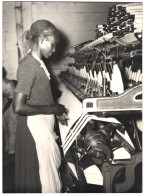 Photo Afrikanische Fabrikarbeiterin Fädelt Faden An Einer Spinnmaschine Neu Ein  - Professions