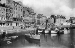 CHERBOURG . L'Avant-Port Et Le Quai De Caligny - Cherbourg