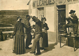 La Bourrée . La Tournichaïre . Devant AU BON BUVEUR . La Maison LICARDIES . AUVERGNE - Otros & Sin Clasificación