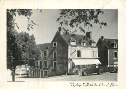 VEZELAY . Hôtel Du Cheval Blanc . ( Tacot Garé Devant L'hôtel ) - Vezelay