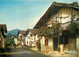 Vieilles Maisons Et Fermes Basques . AU Fond La Rhune . PAYS BASQUE - Otros & Sin Clasificación