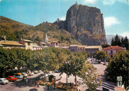 CASTELLANE. Le Roc Et Notre Dame Du Troc Dominant La Ville - Castellane