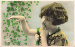 ENFANTS - Petite Fille Fascinée Par Des Feuilles - Fantaisie - Carte Postale Ancienne - Autres & Non Classés