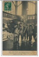 CPA - Une Visite Aux Halles Centrales - Le Champion Des Porteurs De Sac De Moules - M Henri Dermu (42) - Andere & Zonder Classificatie