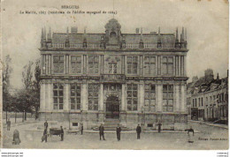 59 BERGUES La Mairie Animée En 1922 Déménageurs De Meubles Mémé Avec Panier Brouette - Bergues