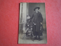 Carte Photo Enfant Sur Joli Tricycle Avec Jeune Femme - Otros & Sin Clasificación