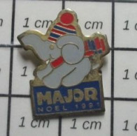 1818B Pin's Pins / Beau Et Rare / ANIMAUX / ELEPHANT GRIS AVEC BONNET ET ECHARPE MAJOR NOEL 1991 - Dieren