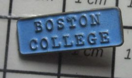 1818B Pin's Pins / Beau Et Rare / THEME : AUTRES / BOSTON COLLEGE Variante Bleu Ciel - Otros & Sin Clasificación