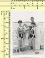 REAL PHOTO Beach Swimsuit Woman Girl And Boy Plage Femme Fille Et Garcon SNAPSHOT - Anonymous Persons