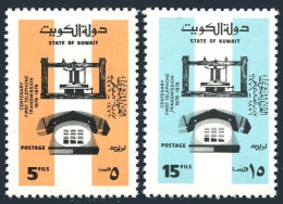 Kuwait 651-652, Hinged. Mi 669-670. Telephone Call By Alexander Bell, 100, 1976. - Koweït