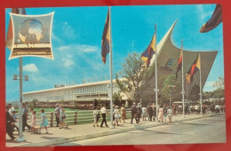 Uncirculated Postcard - USA - NY, NEW YORK WORLD'S FAIR 1964-65 - GENERAL MOTORS FUTURAMA BUILDING - Exhibitions